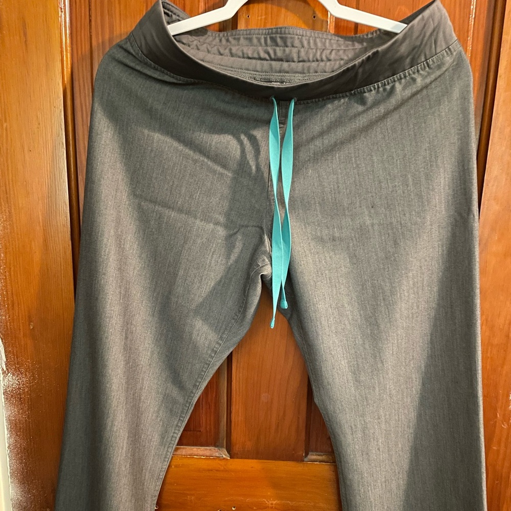 Women’s Figs Livingston Graphite scrub pants.